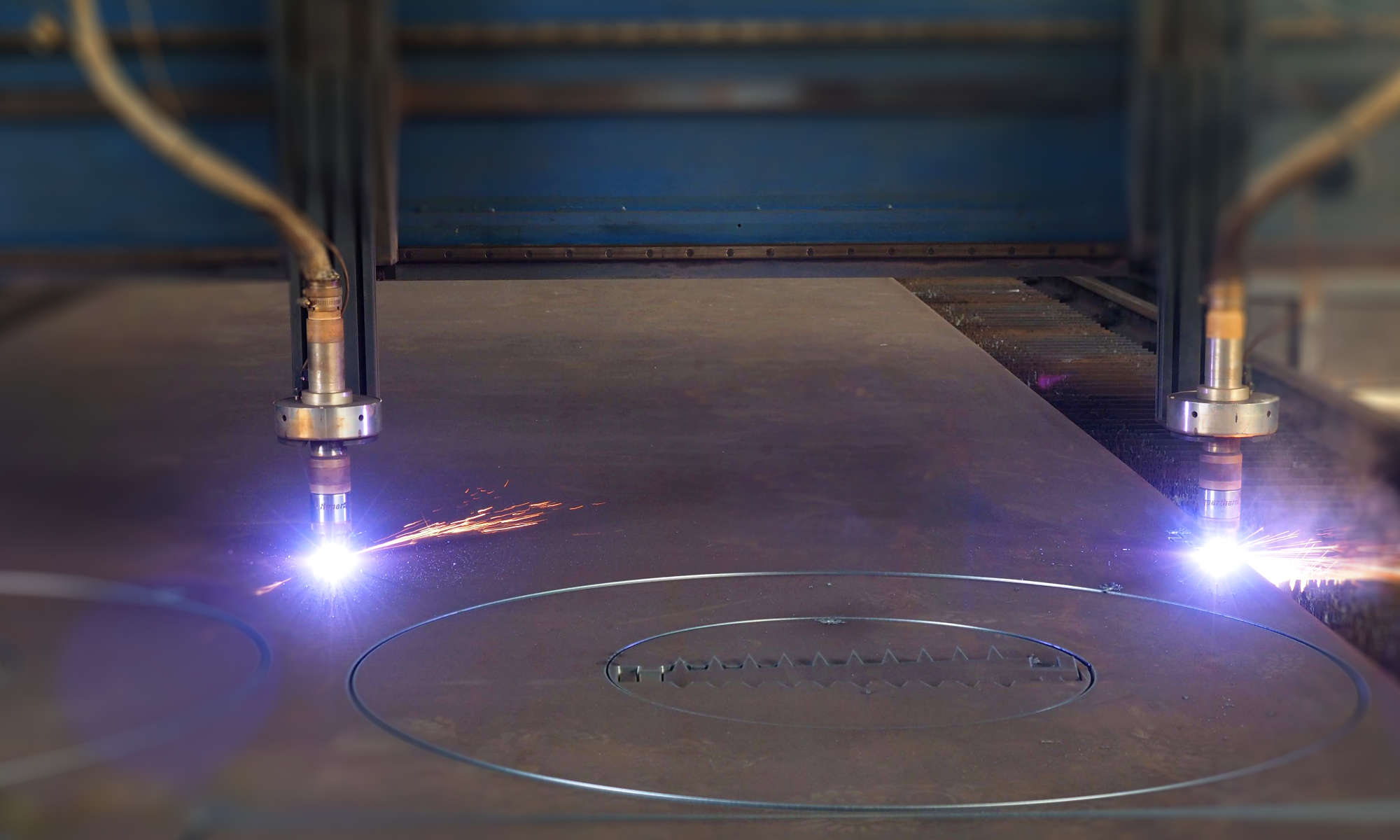 Our plasma cutting plants can cut 3000mm wide sheet metal with thickness from 3 to 40mm on up to 26mt long benches.