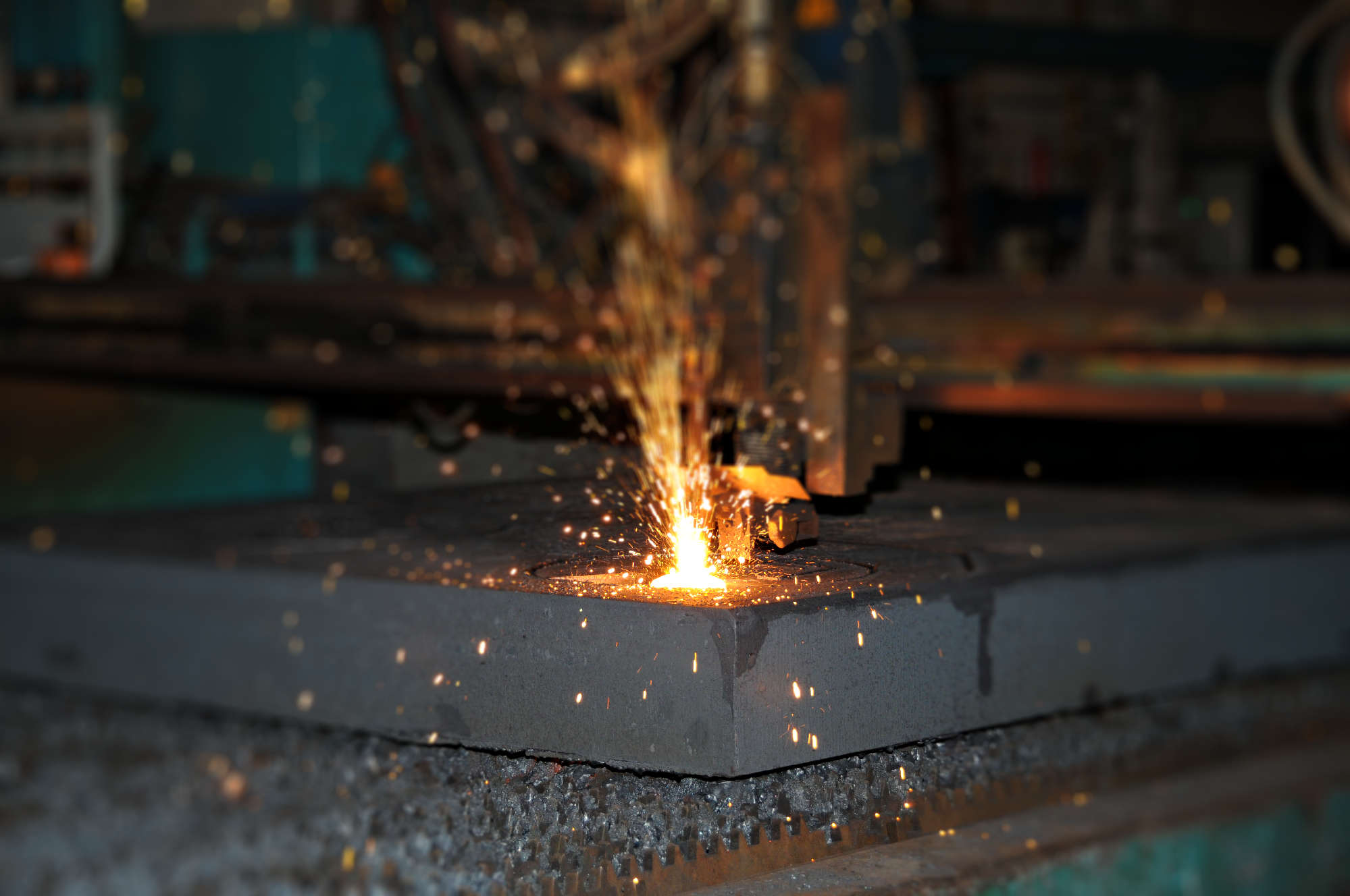 Our oxygen cutting plants can cut 3000mm wide sheet metal with thickness from 5 to 300mm up to 30mt long.